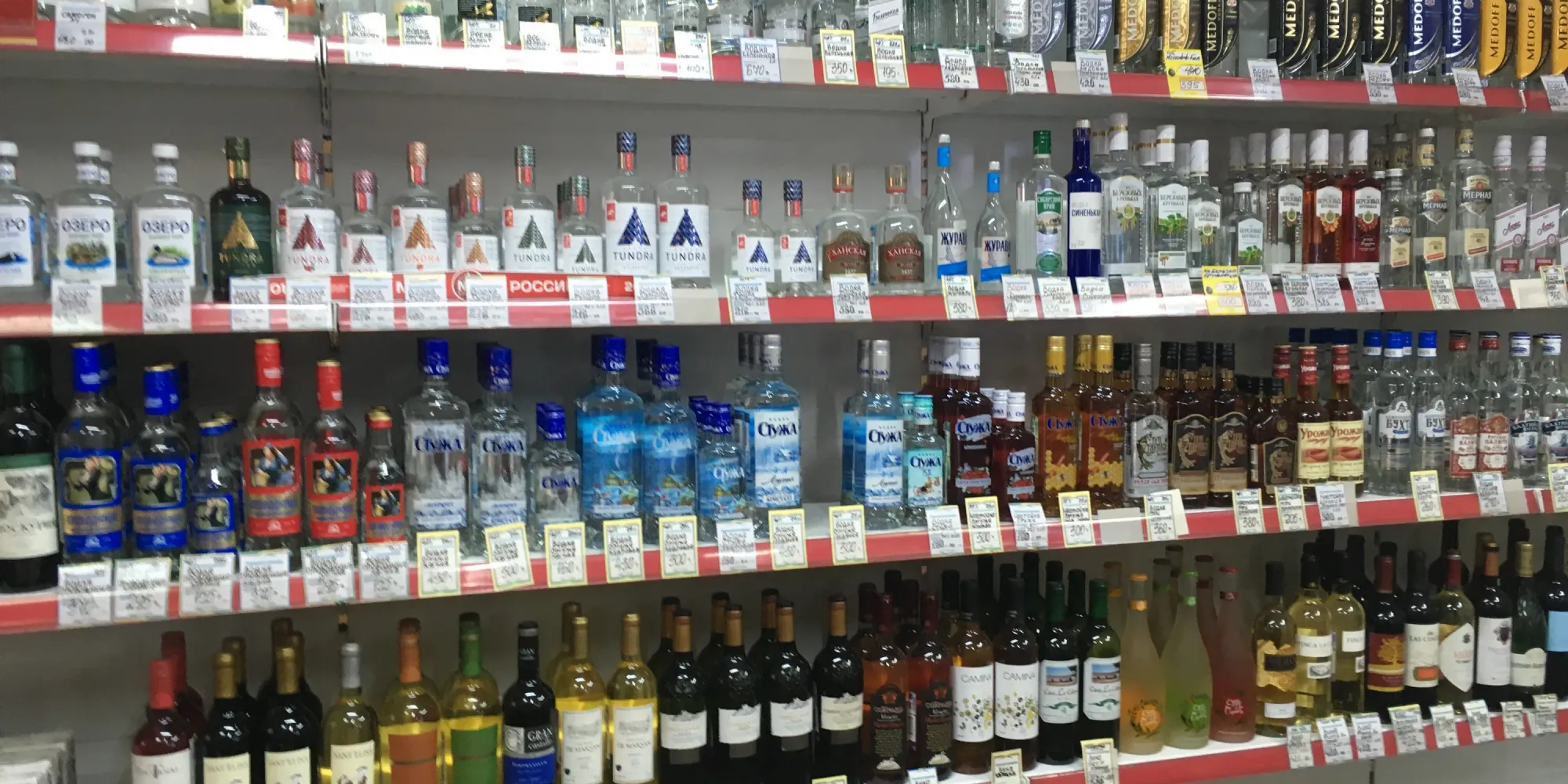 В Кыргызстане предлагают запретить продажу алкоголя на АЗС