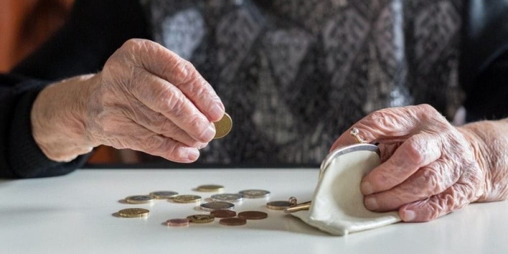 Подработка на пенсии: как пожилых людей втягивают в схемы мошенников