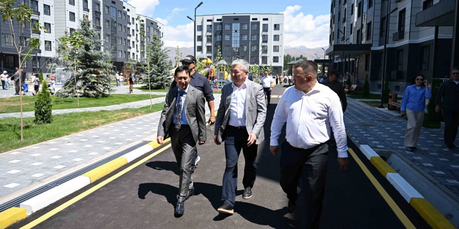 Глава кабмина КР вручил жителям Таласа ключи от 319 квартир