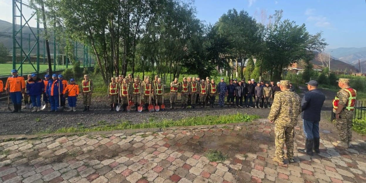 В Алай-Куу после селей расчищают дома, дворы и дорогу к Тереку