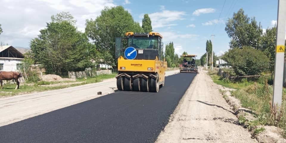 На трассе Нарын — Оруктам уложат 5.5 км асфальта