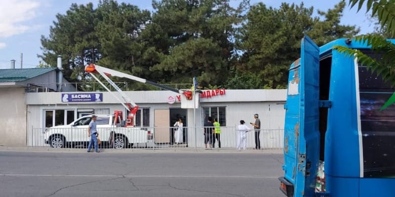 В Бишкеке на трех улицах демонтировали незаконную рекламу