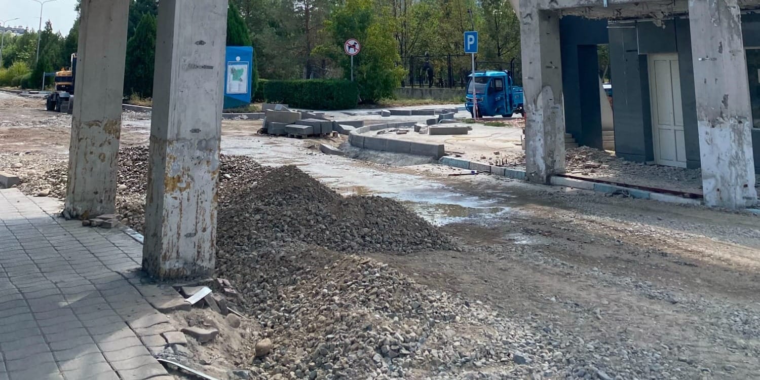 Арку КТУ «Манас» в Бишкеке сносят для пробивки новой улицы