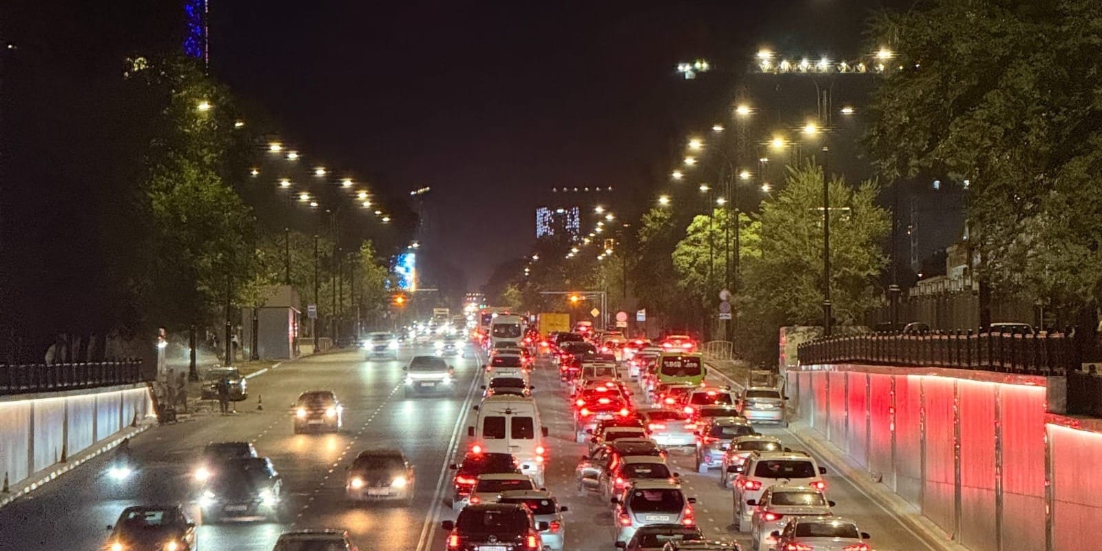 На проспекте Айтматова в Бишкеке установили 277 новых опор освещения