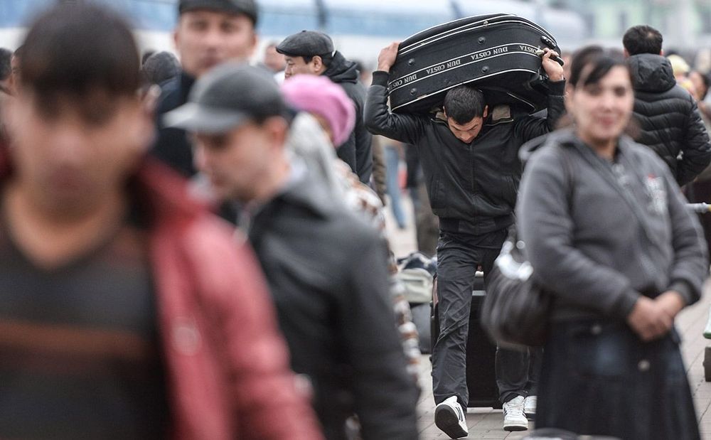 Слабый рубль и война в России толкают кыргызстанцев на работу в другие страны - эксперт изображение публикации