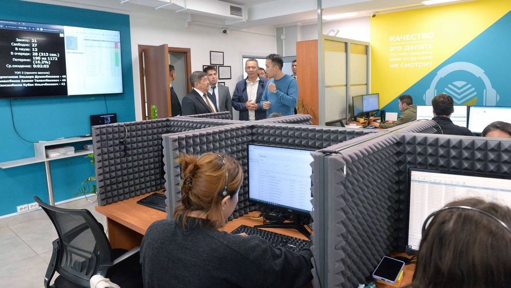 Акылбек Жапаров посетил  IT-коворкинг центр – его сопровождал Омурбек Бабанов изображение публикации