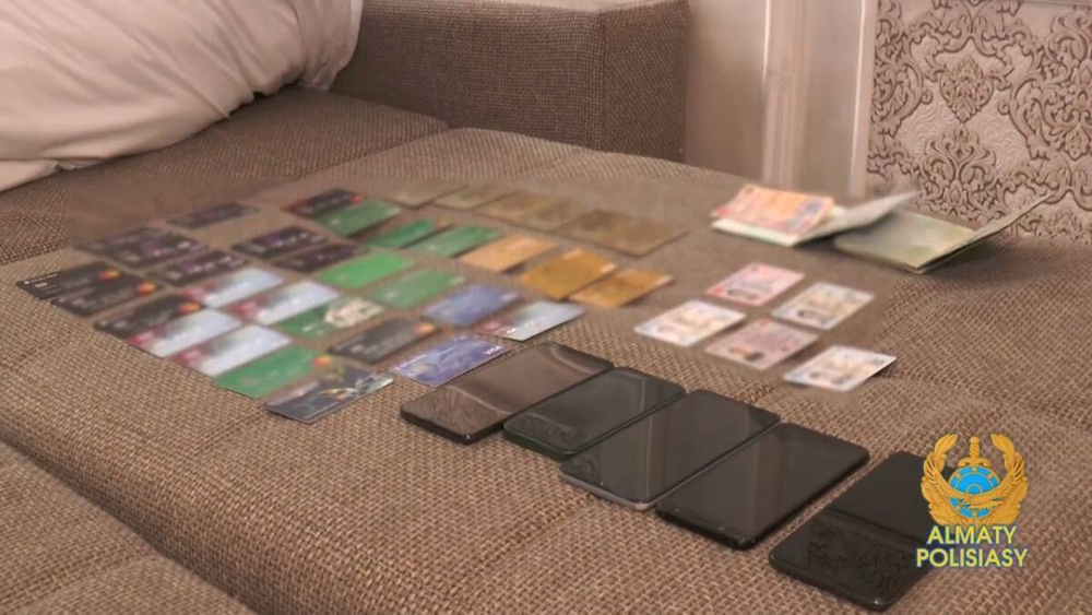 Троих кыргызстанцев задержали в Алматы — они обналичивали деньги жертв аферистов (видео) изображение публикации