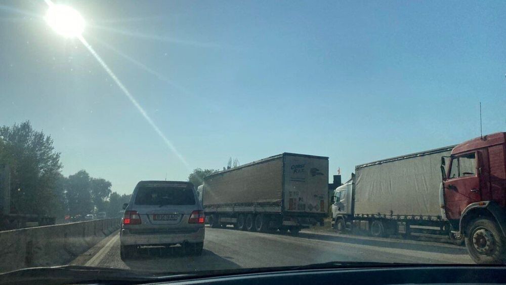 На границе с Казахстаном скопилось около 600 машин изображение публикации