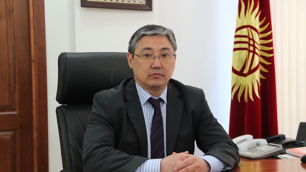 Мы на сомы покупаем доллары, а на них — золото у Нацбанка и отправляем его за границу, — министр финансов пояснил, почему Кыргызстану нужно брать в долг внутри КР изображение публикации