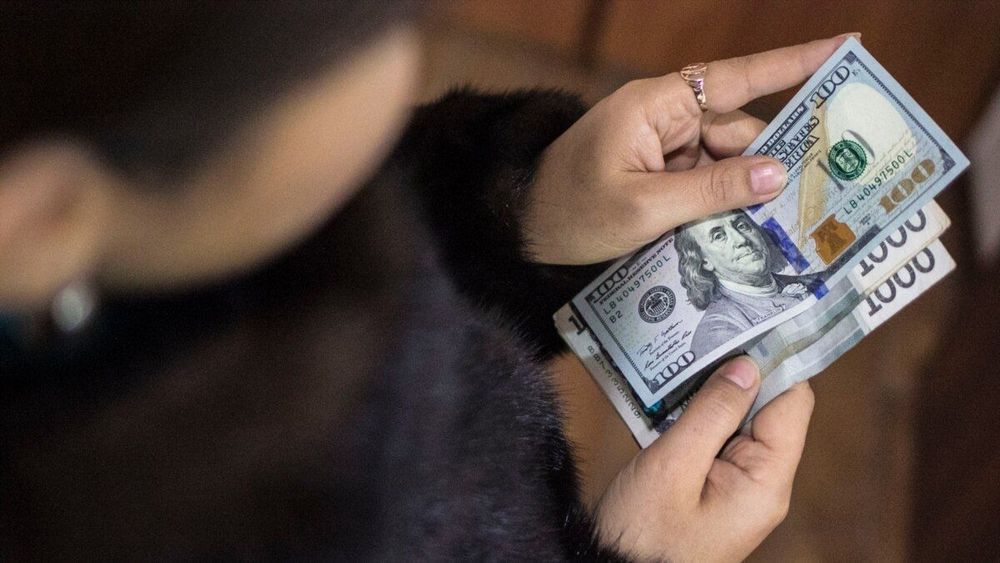 Доллар на рынке все ближе к 90 сомам изображение публикации