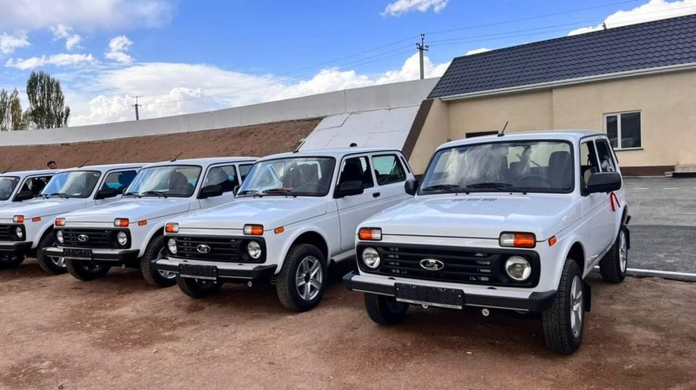 Садыр Жапаров передал 27 автомобилей "Нива" для айыл окмоту Нарынской области изображение публикации