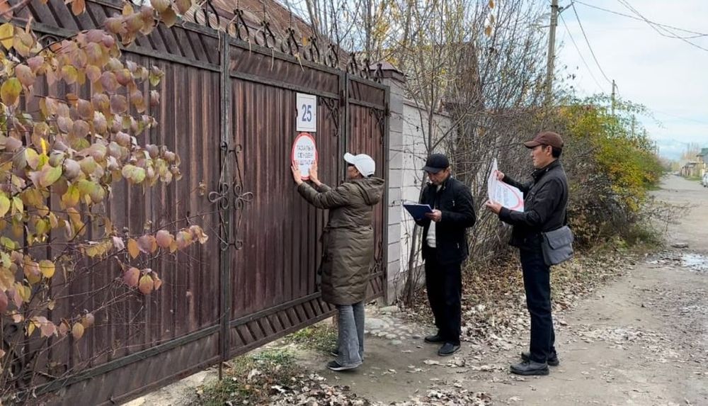 В Бишкеке начали клеймить должников, не оплачивающих вывоз мусора изображение публикации