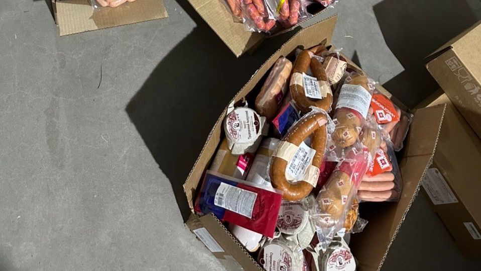 В Бишкеке оптовики перебивали сроки годности продуктов для продажи в гипермаркетах — их задержали изображение публикации