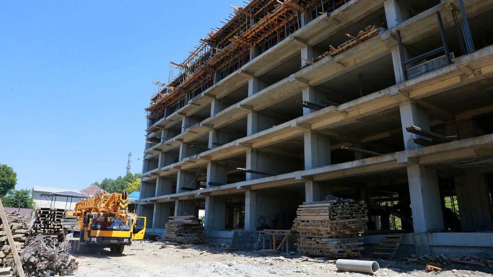 Госстрой не рекомендует покупать жилье в 17 объектах в Оше — список изображение публикации