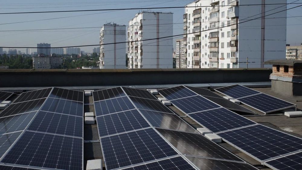 С 1 января Минэнерго предлагает обязать устанавливать солнечные панели на крышах новостроек изображение публикации
