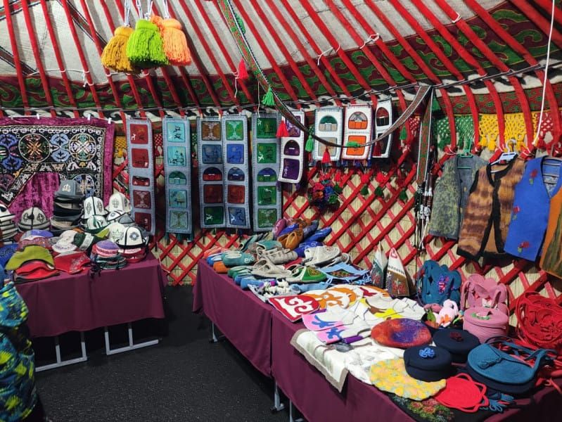 В целях поддержки отечественных производителей. На площади Ала-Тоо установили юрты изображение публикации