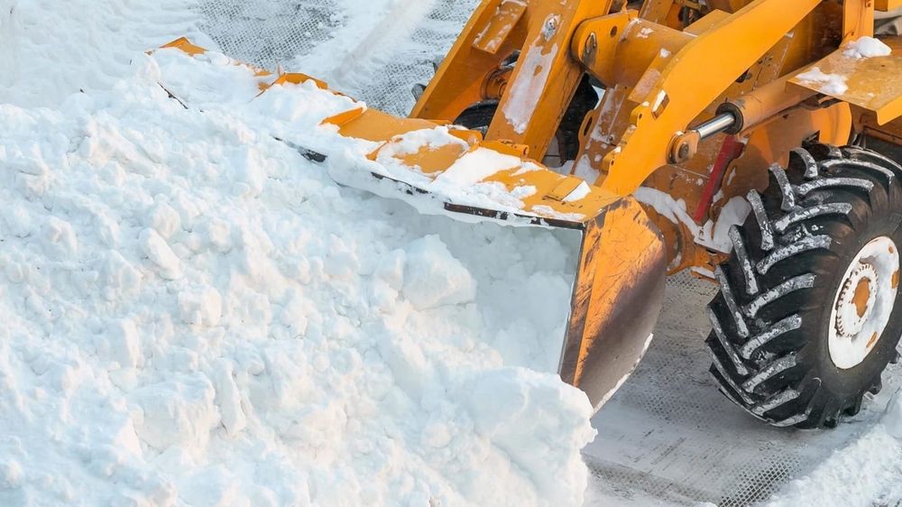 Минтранс расчищает от снега дорогу к горнолыжной базе "Каракол" изображение публикации