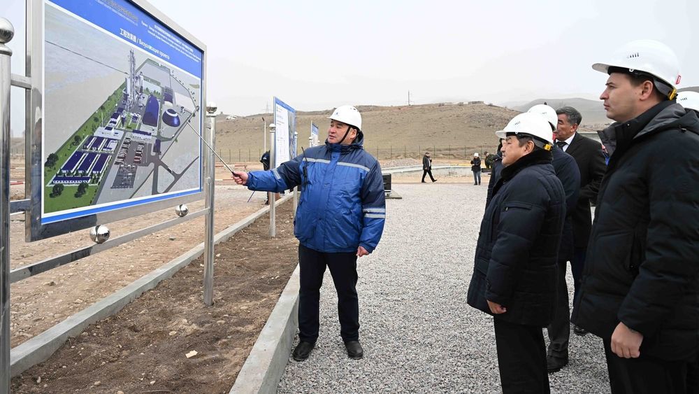 Акылбек Жапаров посмотрел, как в КР строят табачную фабрику и цементный  завод изображение публикации