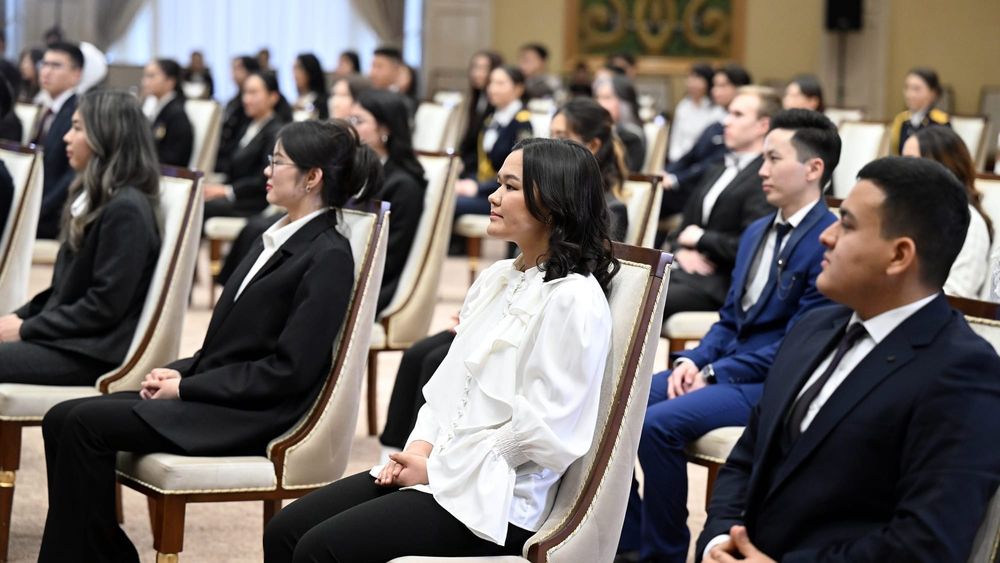 Садыр Жапаров вручил президентские стипендии 75 молодым кыргызстанцам изображение публикации