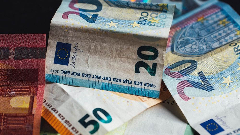 Курс валют на Моссовете: евро вновь продают дороже 98 сомов изображение публикации