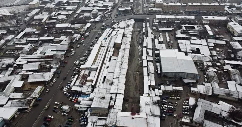 В Джалал-Абаде мужчина организовал вещевой рынок на водоохранной зоне – его задержали изображение публикации