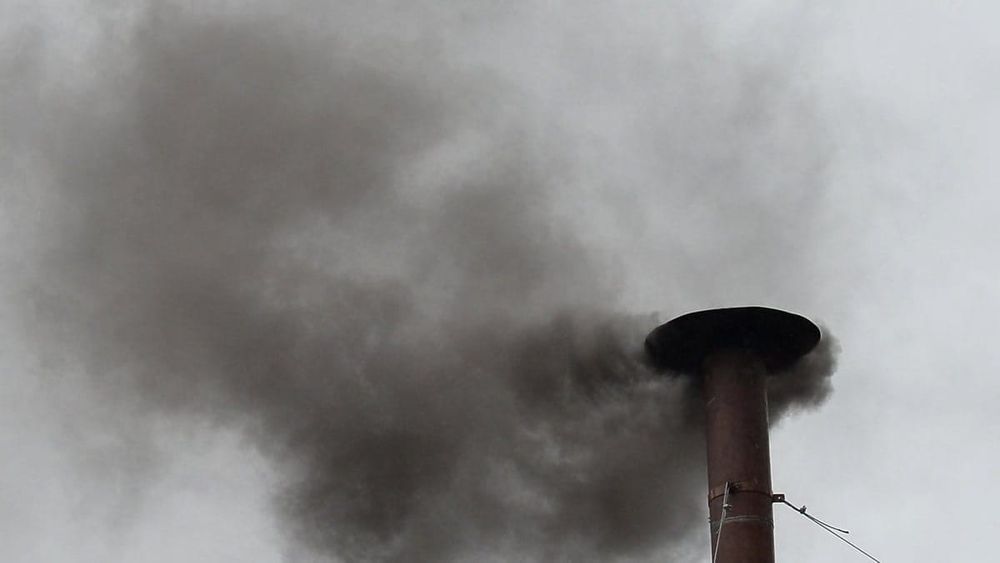 Власти Бишкека наложили штраф в 167.5 тысячи сомов за сжигание запрещенных материалов изображение публикации