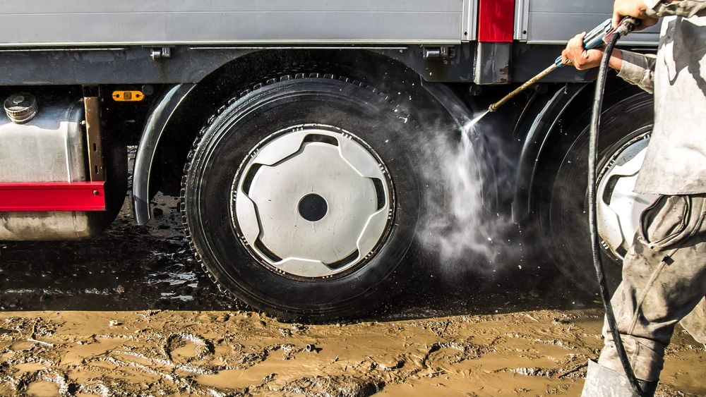 На стройплощадках Бишкека поручили устанавливать мойки для очистки колес автомобилей изображение публикации