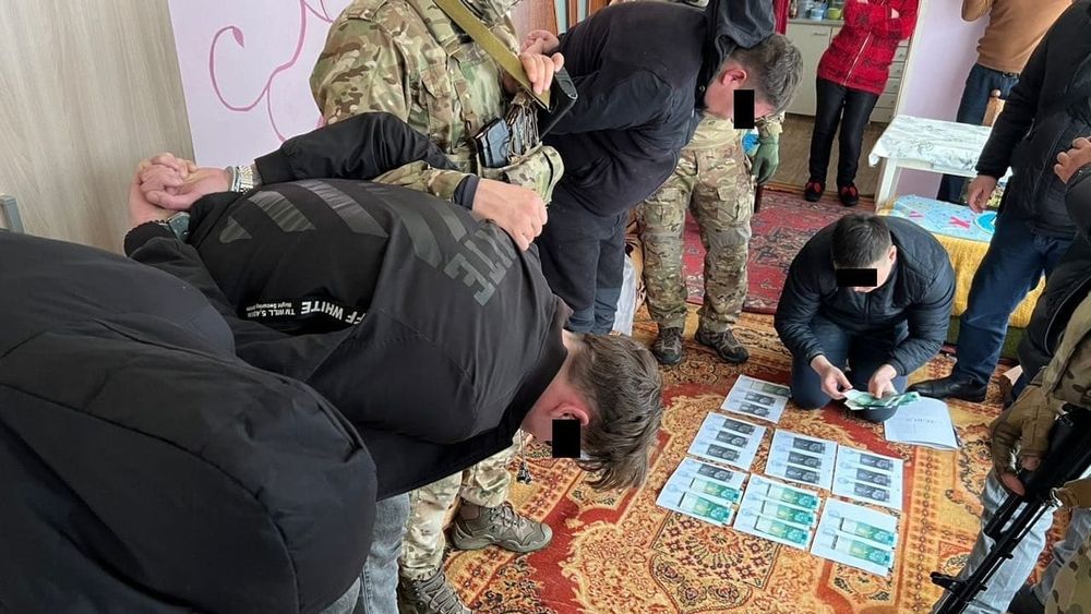 Двое мужчин вымогали у престарелых горожан Чолпон-Аты $6 тысяч изображение публикации