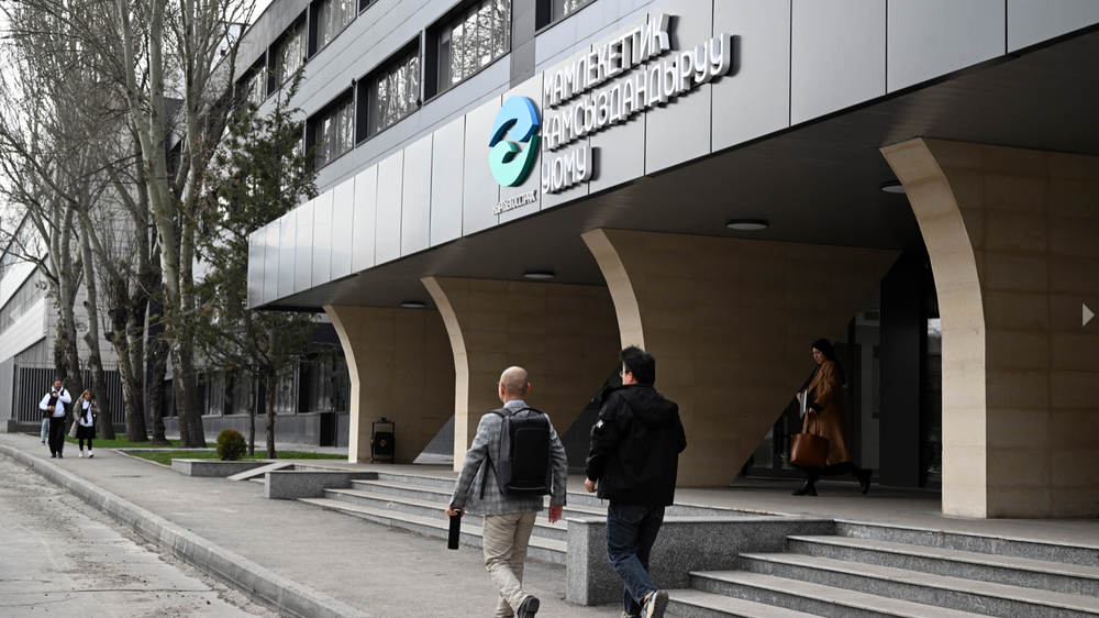 Предприятия с госдолей более 50% обязаны застраховать имущество в «Кыргызгосстрахе» – Садыр Жапаров изображение публикации