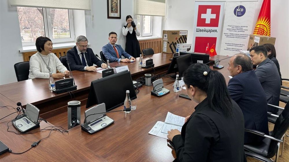 Швейцария передала Минздраву КР компьютерное оборудование на 43 млн сомов изображение публикации