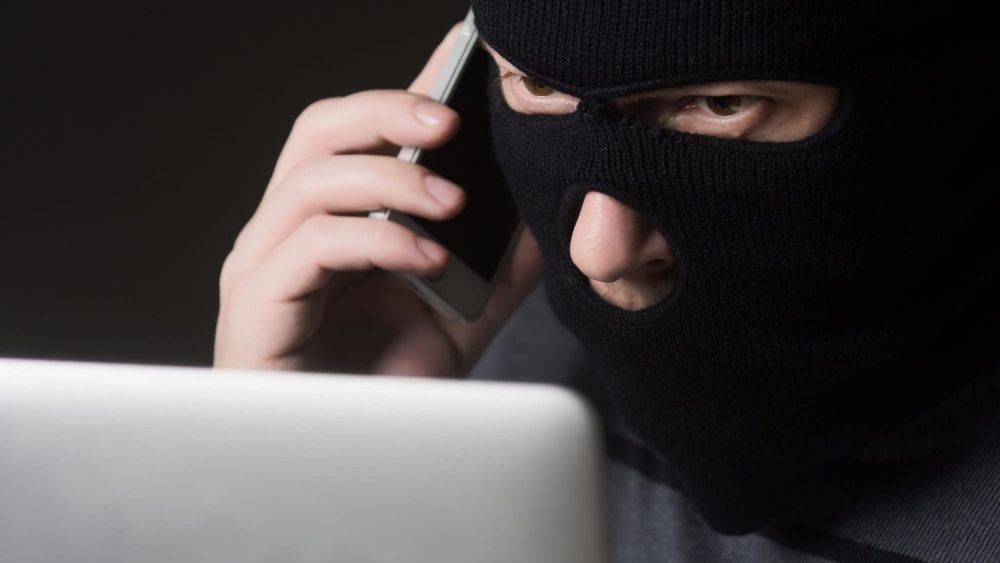 Задержан курьер телефонных мошенников – он помог обмануть бишкекчан минимум на $50 тысяч изображение публикации