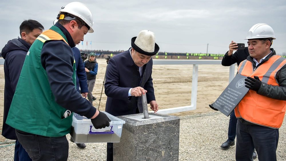 В Бишкеке построят новый ипподром «Аккула» – Садыр Жапаров заложил капсулу изображение публикации