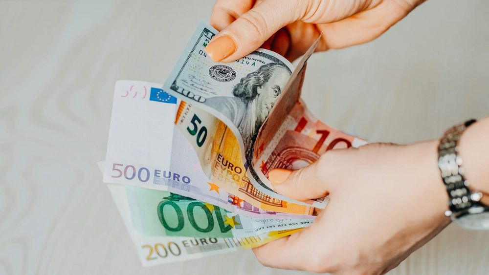 Доллар перестал расти, евро сразу «сдулся» на 0.5% – официальные курсы валют изображение публикации