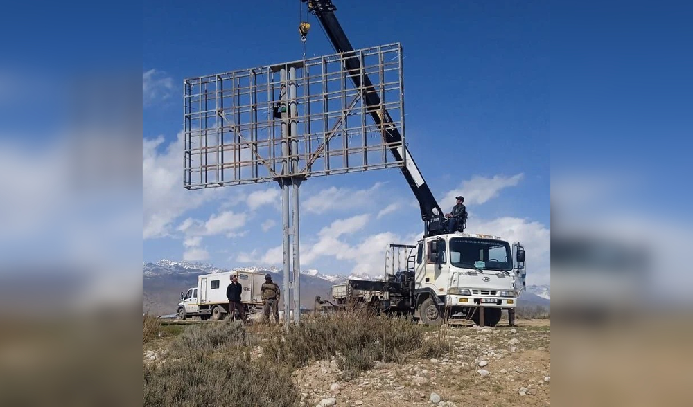 Мэрия Чолпон-Аты начала демонтаж незаконно установленных щитов и баннеров изображение публикации