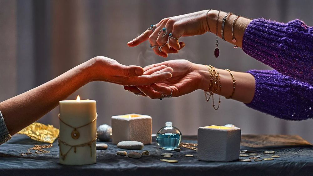 В Кыргызстане хотят штрафовать за рекламу оккультизма и магии изображение публикации