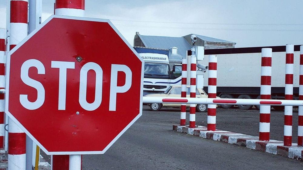 Три КПП временно приостановят пропуск лиц и машин через границу изображение публикации