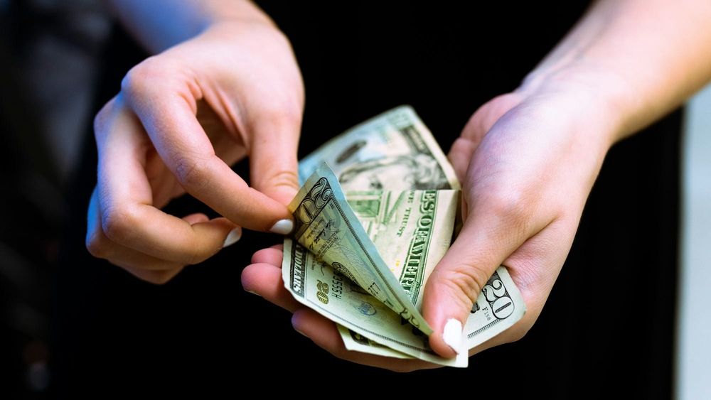 В апреле 2024 года в Кыргызстан поступило $233.6 млн денежных переводов изображение публикации