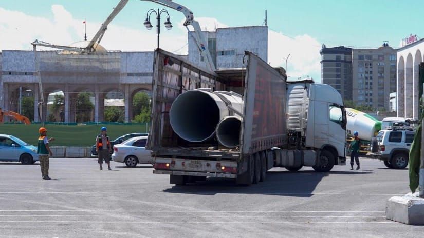 В Бишкеке на площади Ала-Тоо разгружают детали нового 100-метрового флагштока изображение публикации