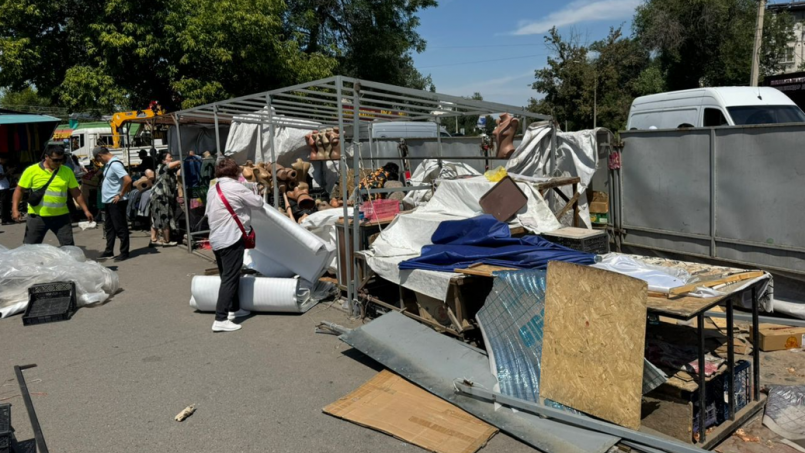 На Орто-Сайском рынке в Бишкеке снесли незаконные точки продаж изображение публикации