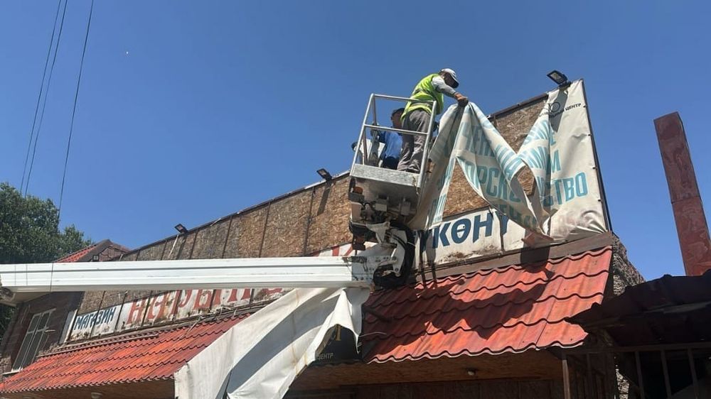 В Ленинском районе Бишкека демонтировали более 200 рекламных баннеров изображение публикации