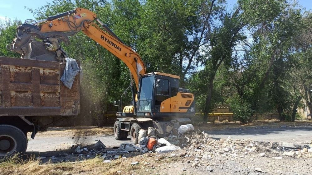 В Бишкеке водителя оштрафовали на 7.5 тысячи сомов за выброс строительного мусора в неположенном месте изображение публикации