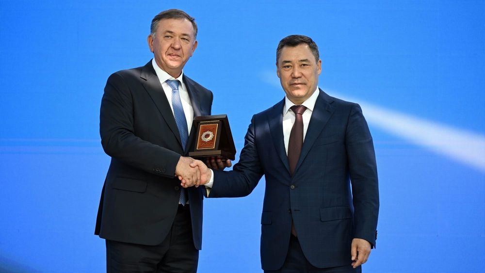 Садыр Жапаров наградил орденом «Данк» предпринимателя Азамата Арапбаева изображение публикации