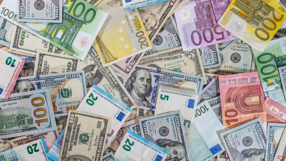 Доллар и евро дешевеют, рубль укрепляется — курс валют на Моссовете и в банках КР 4 сентября изображение публикации