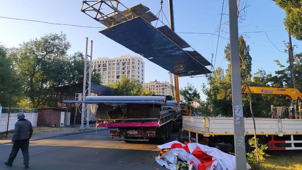 В Бишкеке снесли почти 500 рекламных щитов изображение публикации