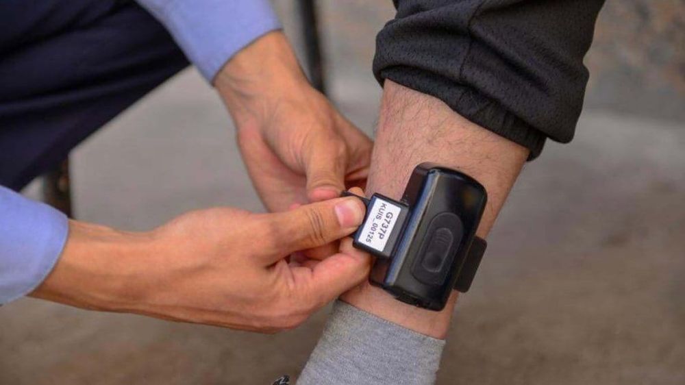 Минюст намерен закупить электронные браслеты для отслеживания подсудимых на 8.6 млн сомов изображение публикации