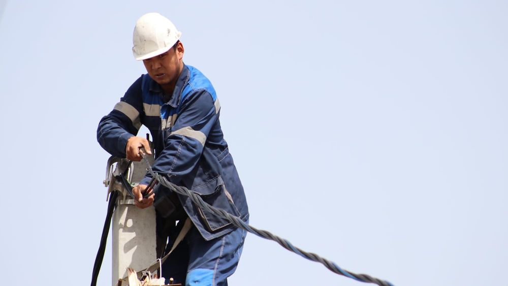На Иссык-Куле проводят замену 50 км старых проводов на современные СИП изображение публикации