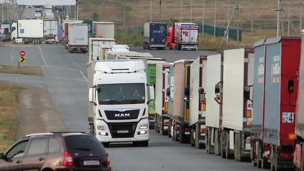 Водители из Кыргызстана и Казахстана подрались на границе с Россией изображение публикации