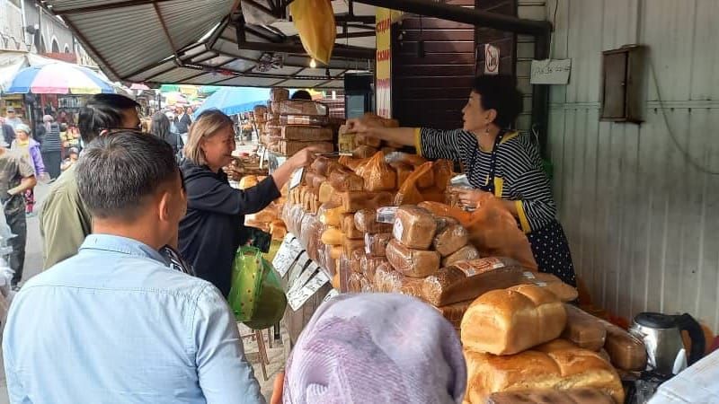 Госантимонополия предостерегла продавцов на Ошском рынке и «Дордой Фуд» от завышения цен на продукты изображение публикации