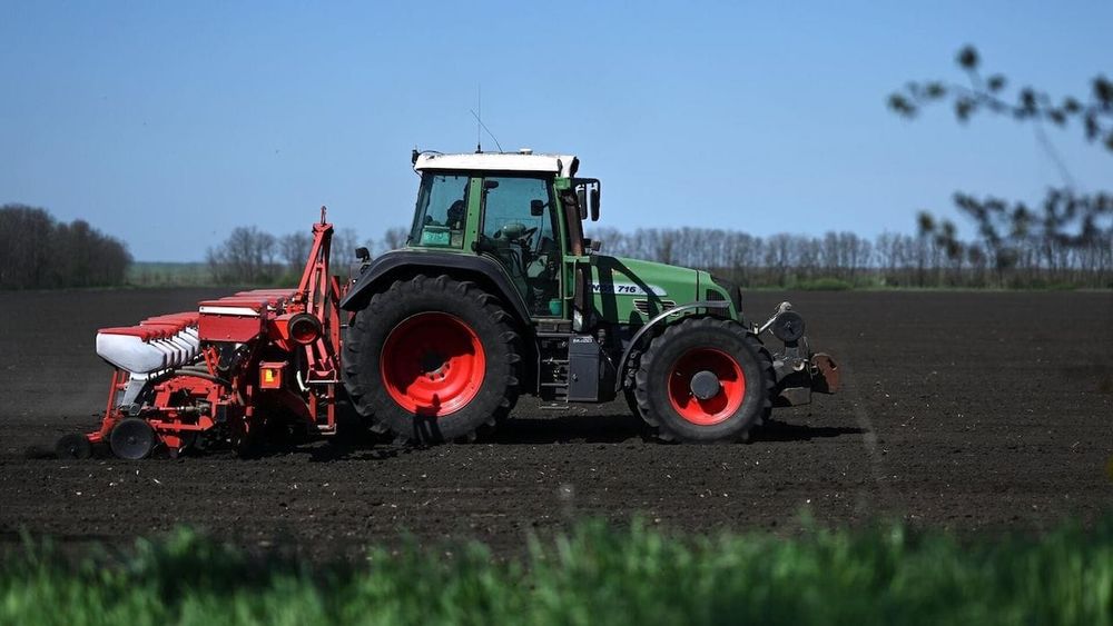 Фермеры в КР получили 1.2 тысячи единиц сельхохтехники по льготному лизингу изображение публикации