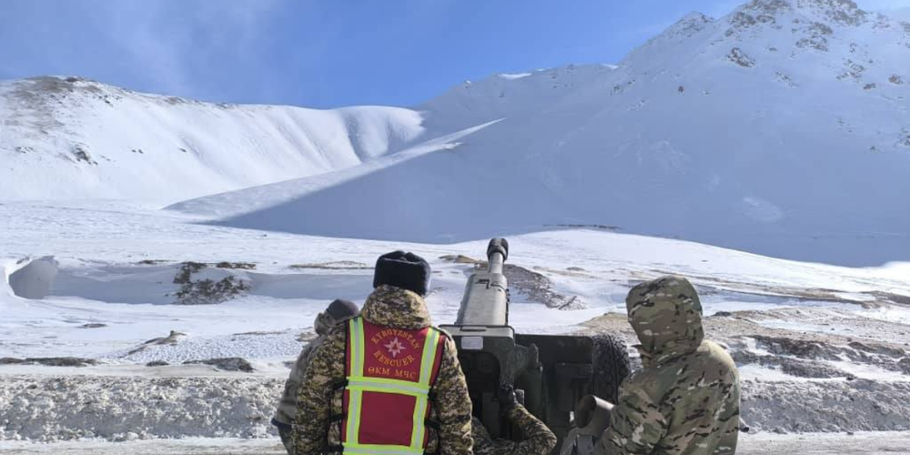 Принудительный спуск лавин на трассе Бишкек – Ош: спущено более 140 тысяч кубических метров снега изображение публикации